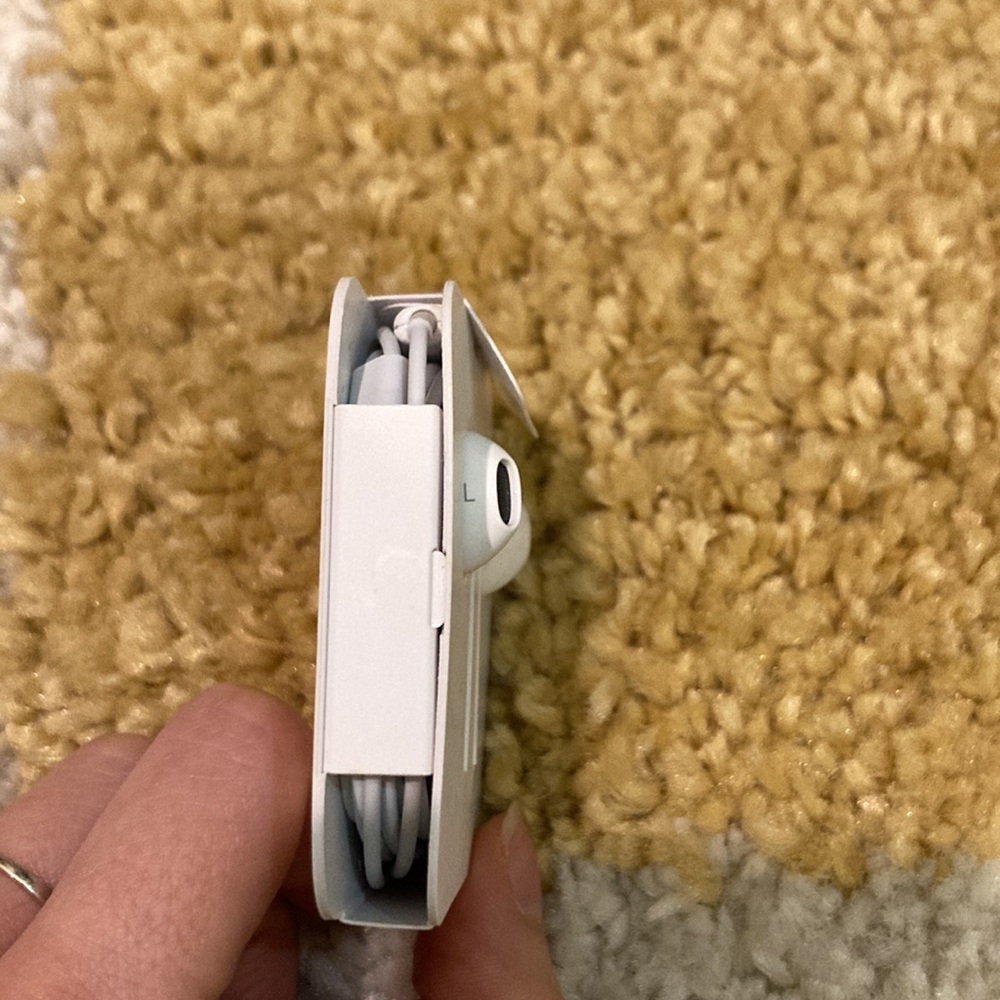 Apple EarPods - Picture 2 of 2